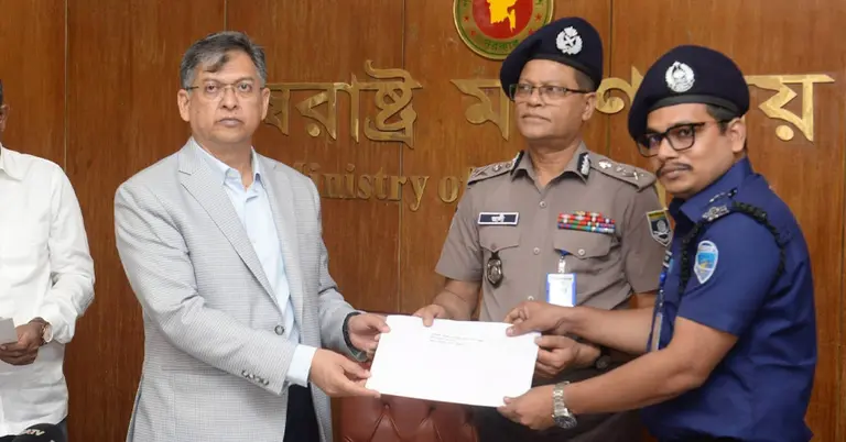 পুলিশ সদস্যদের পুরস্কার দিচ্ছেন স্বরাষ্ট্রমন্ত্রী